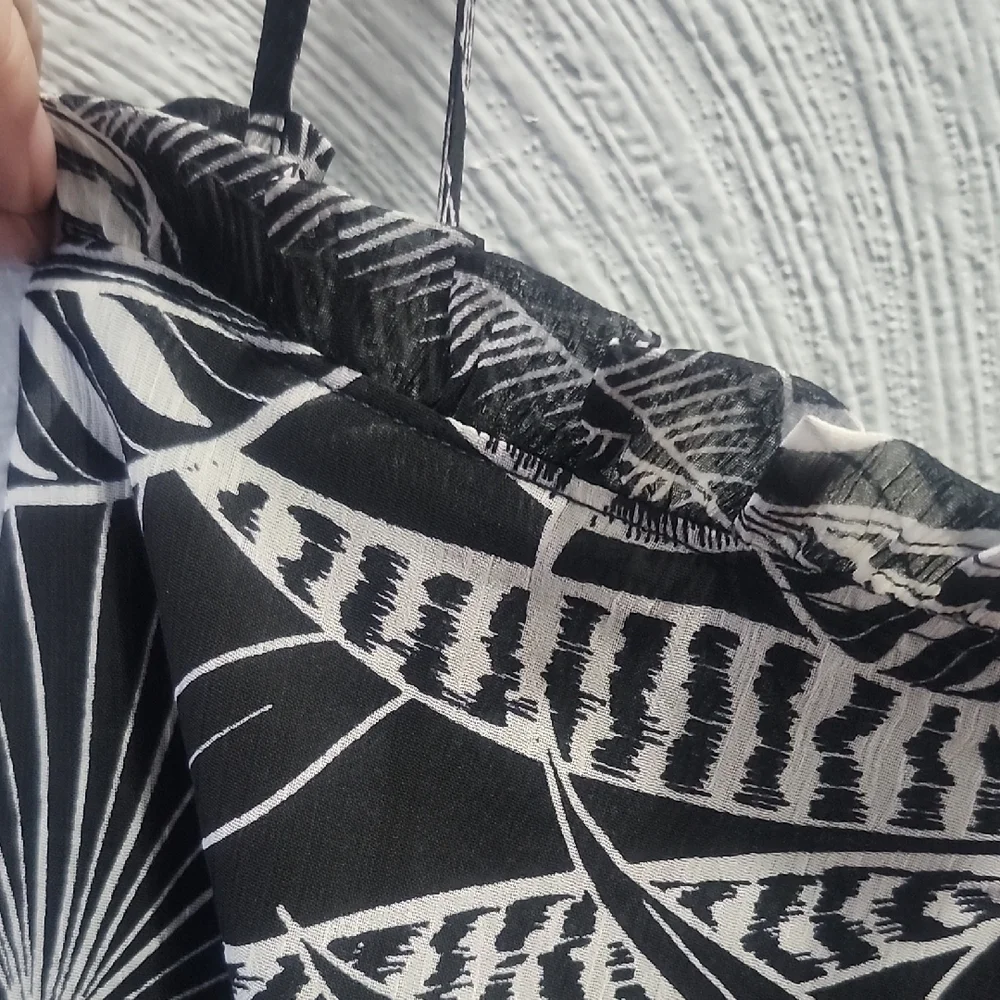 Banana Republic Black and White Leaf Print Maxi Dress - Picture 3 of 5